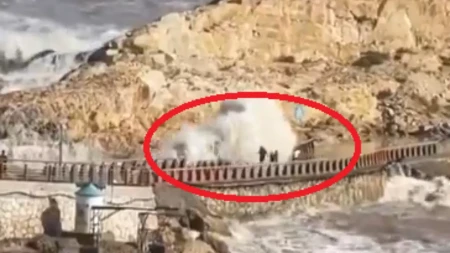 Dečaka odnelo more pred roditeljima! Jezivi snimak iz Kine, tajfun pravi haos