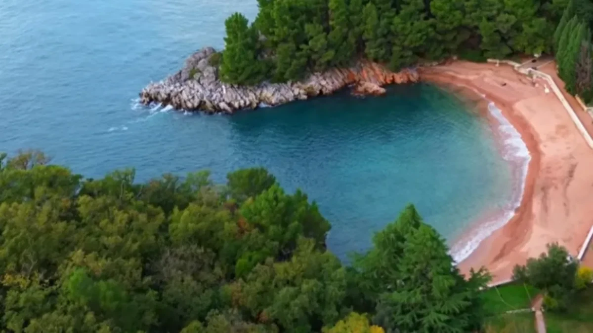 Na ovoj plaži u Crnoj Gori ležaljka je 240 evra! Građani negoduju