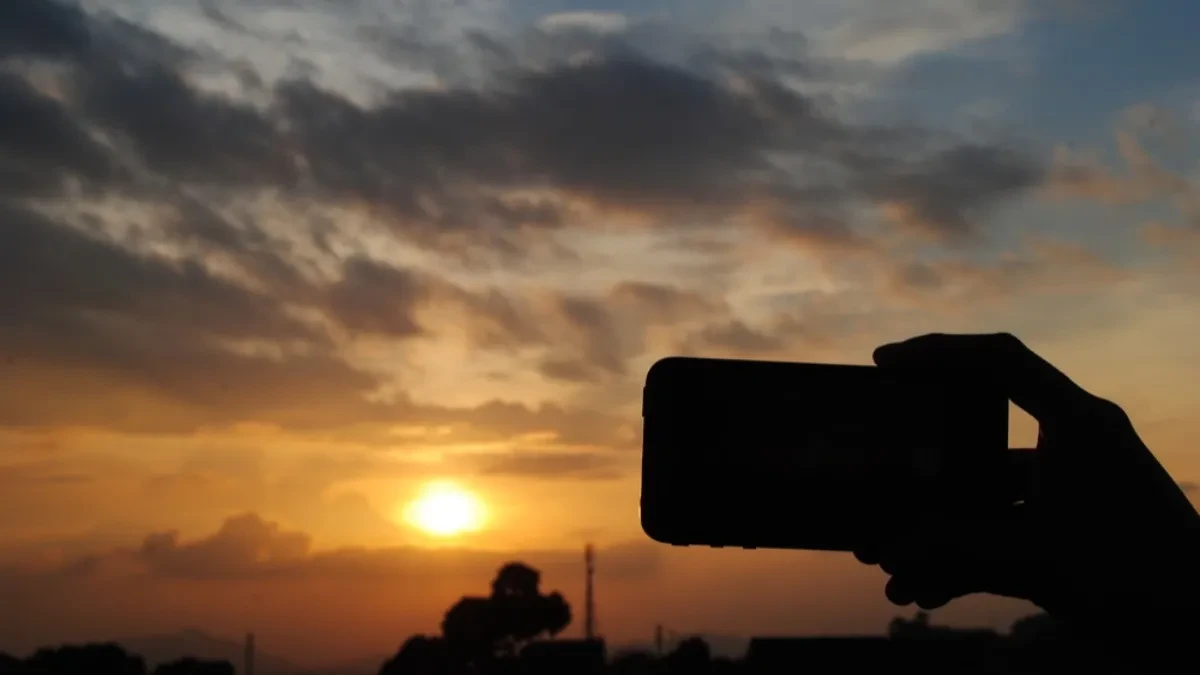 Stručnjaci upozoravaju: Jedna fotografija pomračenja Sunca može da vam uništi mobilni telefon