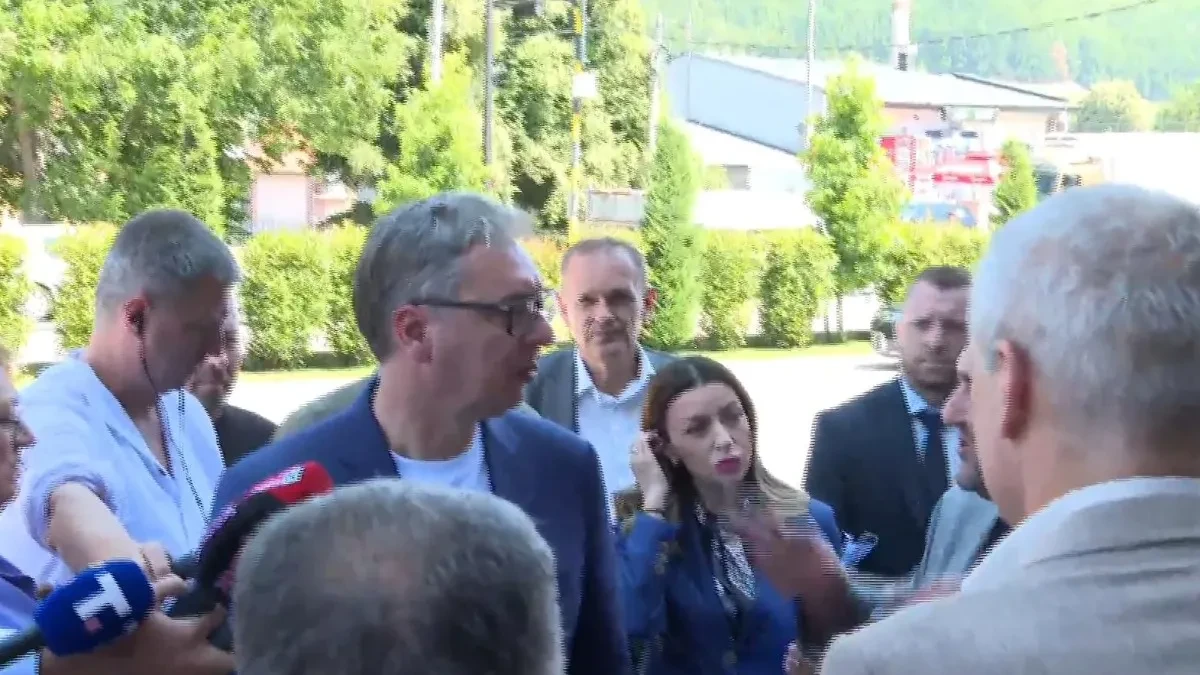 Vučić bi da uda lepu ministarku: Adrijana, biraj!