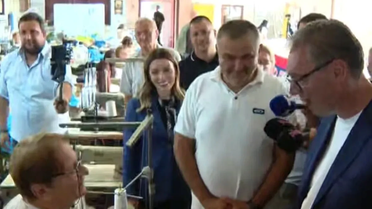 „Predsedniče, mogu li da poljubim ministarku?“ Pitanje koje je nasmejalo Vučića i sve u fabrici
