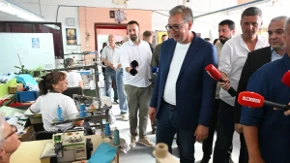 "Podsticajima čuvamo radna mesta": Predsednik Vučić obišao pogone u Arilju i razgovarao sa zaposlenima