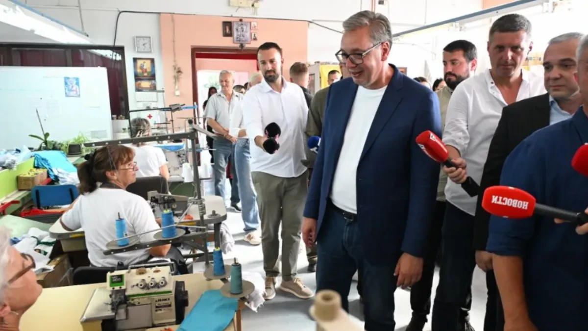 "Podsticajima čuvamo radna mesta": Predsednik Vučić obišao pogone u Arilju i razgovarao sa zaposlenima