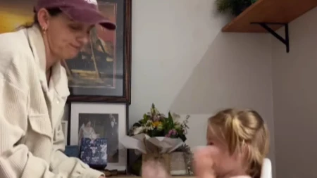 Devojčica je vrištala i prosipala jogurt, a mama… Pogledajte šta je uradila i tantrum je prestao