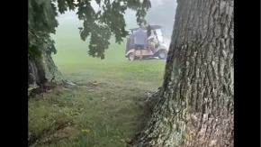 Sekundu pre udara još se smejao! Onda je udario grom, kamera snimila jeziv trenutak (VIDEO)