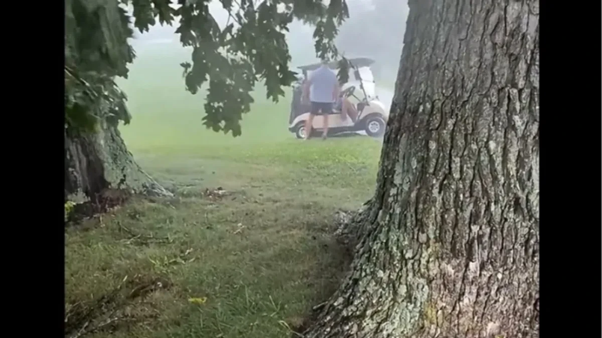 Sekundu pre udara još se smejao! Onda je udario grom, kamera snimila jeziv trenutak (VIDEO)