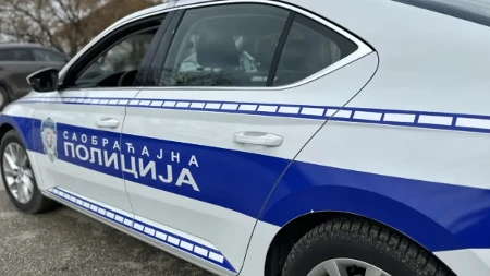 Težak udes kod Gložana: Automobil završio u kanalu pored puta (FOTO)