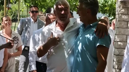 Hrvatska gori, a Plenković se češlja: Raspojasan peva dok se dešava "lički Černobil" (VIDEO) 