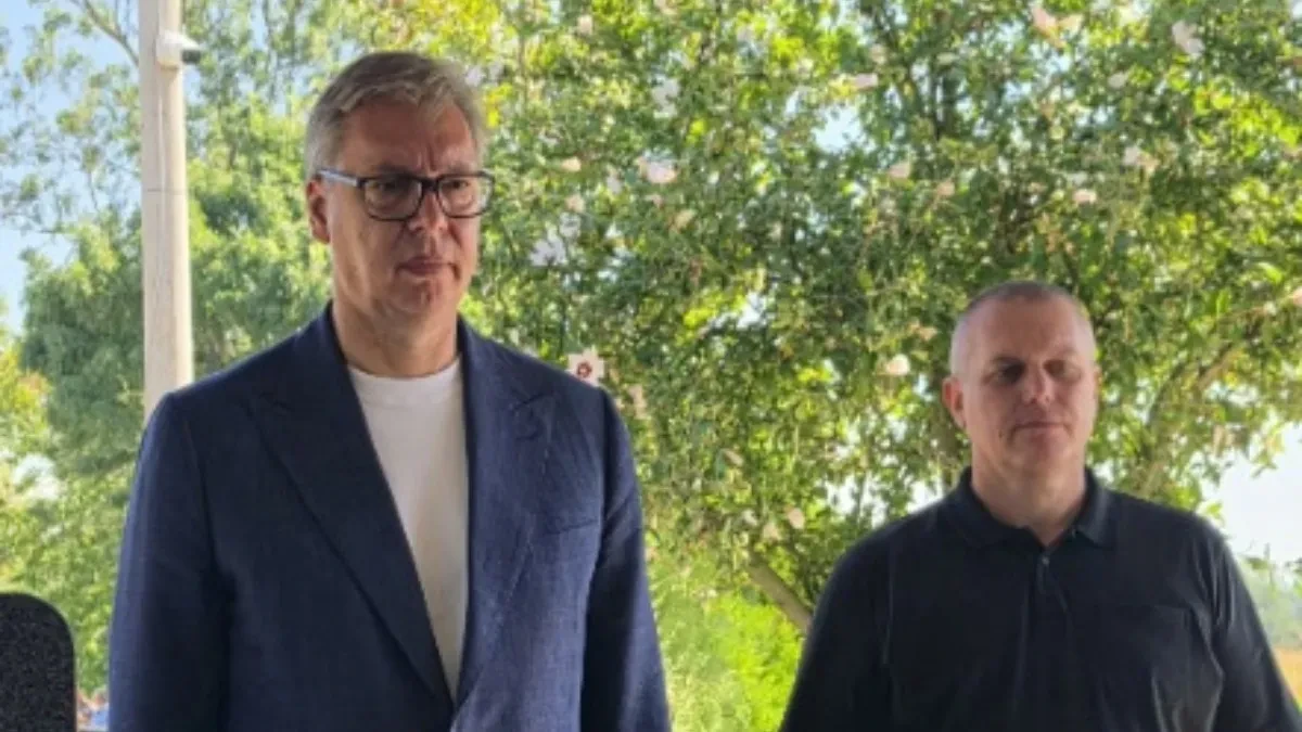 Vučić obišao grob Dragana Markovića Palme: Meni nedostaje, Srbiji još više