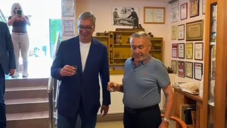 Vučić probao rakiju staru 99 godina! "U jednoj čašici sačuvana je tradicija koja traje generacijama"