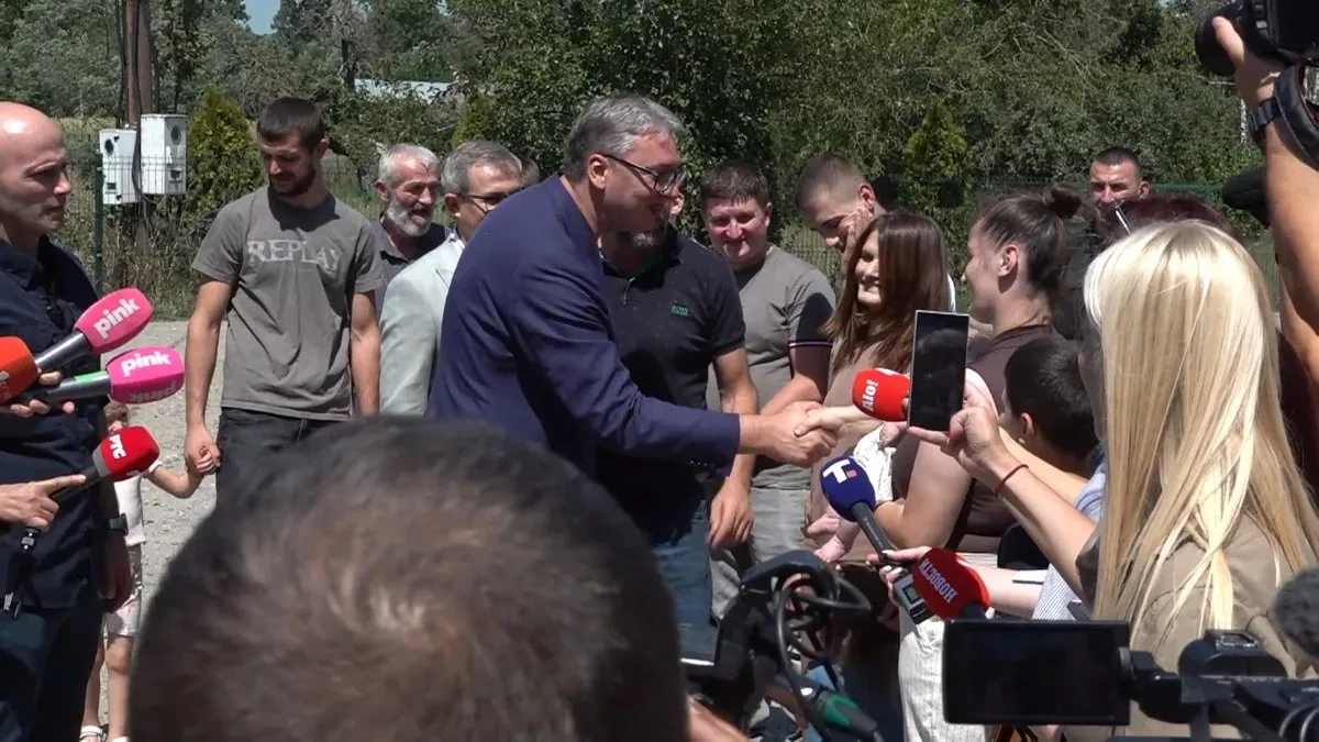 Vučić obilazi porodicu Maslar: Imaju poljoprivredno gazdinstvo i osmoro dece