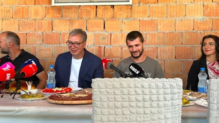 Vučić obilazi porodicu Maslar: Imaju poljoprivredno gazdinstvo i osmoro dece