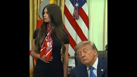Šta to radi devojka iza Trampa?! Snimak eksplodirao na mrežama, pokrenuo bizarne teorije! (VIDEO)