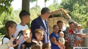 Vučić posetio Jovanoviće sa desetoro dece: Najavio pomoć porodicama sa petoro i više dece