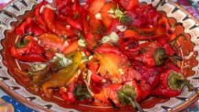 Pikantna salata od pečenih paprika: Biće pravi specijalitet ako je pravite samo po ovom receptu!