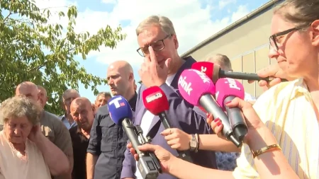 Vučić stigao u Vitoševac: Veliki broj ljudi dočekao predsednika (FOTO/VIDEO)