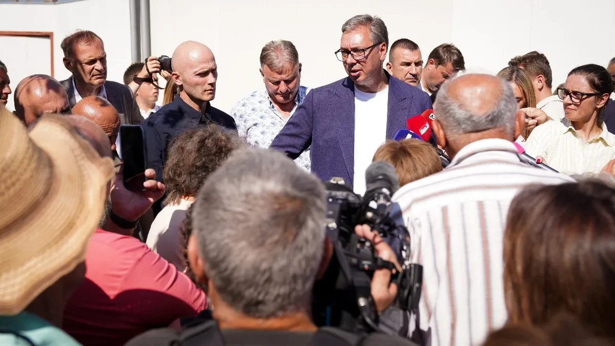 Vučić sa narodom u Paraćinu: Znaju li ljudi koliko para dajemo? (FOTO/VIDEO)