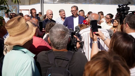 Vučić sa narodom u Paraćinu: Predsednik obilazi kompaniju "NIP Spasić" (FOTO/VIDEO)