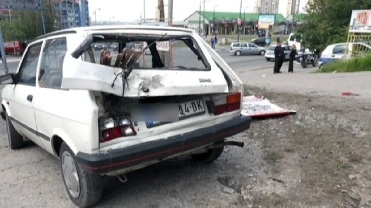 „Jugom“ bežao policiji kroz Žarkovo: Zakucao se u „pežo“, pa se zapalio