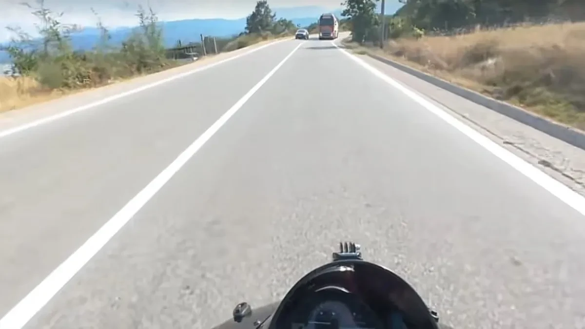 Snimak od kog se ledi krv u žilama: Ogromna cisterna mu krenula u susret, pogledajte kako je uspeo da preživi