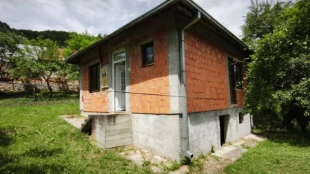 Kuća i 24 ara za 24.500 evra, reka na 40 metara: Za porodicu može biti raj, mame imaju šansu i za pomoć države