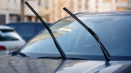 Vratili ste se do automobila i zatekli podignute brisače? Ne ignorišite ih dok ne proverite ovo