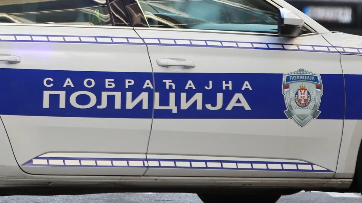 Teška nesreća kod Silbaša: Automobil se zakucao u banderu i zapalio! Prvi snmak sa mesta udesa (VIDEO)