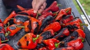 Brdo pečenih paprika oljuštim za 15 minuta! Genijaln trik moje bake štedi vreme