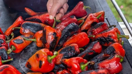 Brdo pečenih paprika oljuštim za 15 minuta! Genijalan trik moje bake štedi vreme