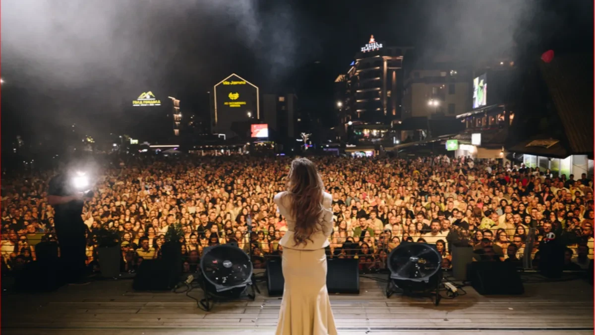 Milica Pavlović pred 20.000 ljudi pokorila Zlatibor! Više od dva sata pevala sa publikom, pozvala kolegu na binu, a zbog jednog detalja svi su gledali u nju