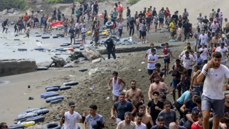 "Umorni smo, i mi smo ljudi!" Masovni protesti migranata na španskoj plaži, ne žele natrag u Maroko!