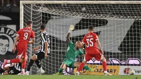 Partizan se obrukao! Radnički sa desetoricom srušio crno-bele, Zvezdin igrač utišao Humsku