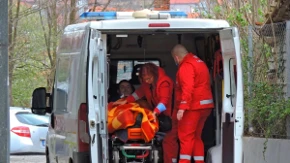 Biciklista (30) hitno prebačen u Urgentni! Težak udes u Zemunu