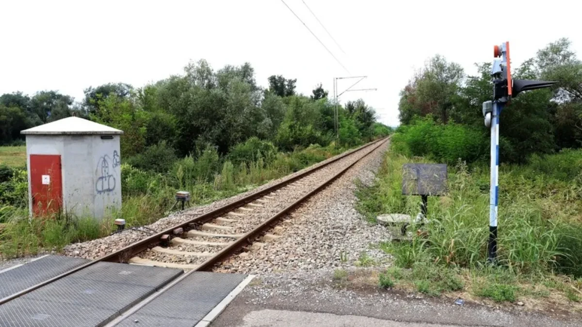 Težak sudar usred noći: Kamion završio nasred železničkih šina