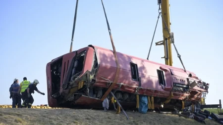Prve scene sa mesta jezive nesreće u Mađarskoj: Vatrogasci podigli autobus, strahuje se da ima još mrtvih!