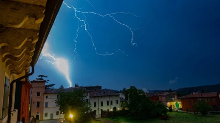 Nevreme pogodilo Srbiju! Cepaju gromovi, RHMZ izdao hitno upozorenje!