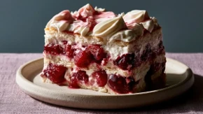 Pavlova sa višnjama lagana i osvežavajuća: Klasik na moderan način