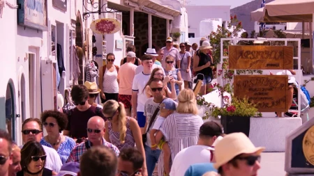Popularno grčko ostrvo prepuno turista: Nema igla gde da padne, ljudi satima čekaju u redu za jednu fotografiju, lokalcima je sve teže