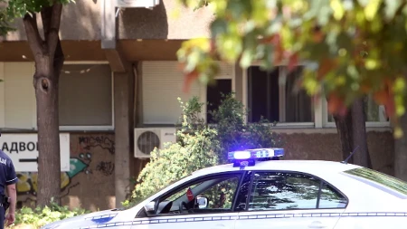 Devojka (23) pijana za volanom gazila sve pred sobom: Udarila u zid, kantu i banderu, pa pobegla