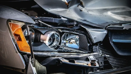 Žena poginula u saobraćajnoj nesreći: Vozila automobil i direktno se sudarila sa kamionom