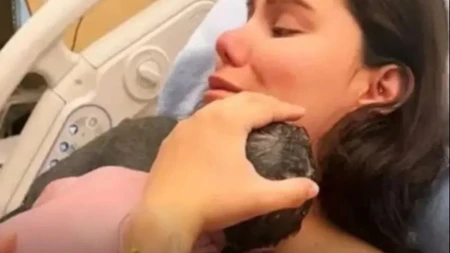 „Mislila sam da mi je beba umrla“: Zaspala tokom porođaja, a onda je medicinska sestra podigla jorgan