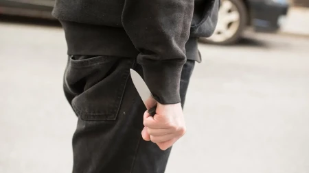 Muškarac sa nožem u ruci napao maloletnike: Incident u Prokuplju, policija munjevito reagovala