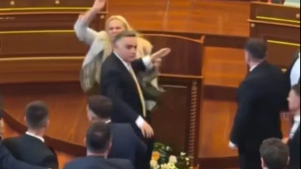 Slom lažne države i uterivanje demokratije jajima!