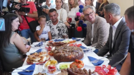 Vučić obišao domaćinstvo Veljić u Blacu: "Doneo sam nešto za decu i došli smo da pomognemo"