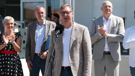 Vučić o otpaloj fasadi u školi: Pošto se prave blesavi, mi ćemo to da popravimo