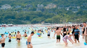 Gužve su nepodnošljive - na ovoj plaži ima više ljudi nego peska
