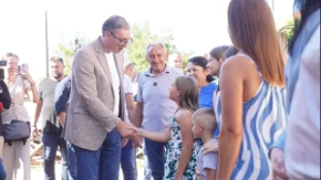 Vučić razgovarao sa narodom, rešavao probleme: Predsednik najavio velike radove i brojna ulaganja (VIDEO)