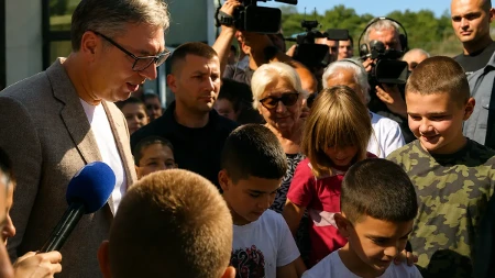 Vučić prišao mališanima, a onda je pao dogovor: „Je l’ može tako?“