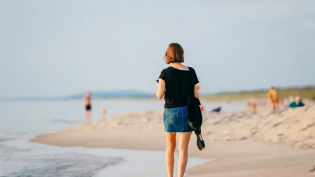 Tokom opuštene šetnje plažom žena je naletela na čudnu kutiju: Pogledala je malo bolje i - sledila se od užasa