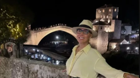 Brena bez trunke šminke, sa šlicem do kuka! Pevačica skroz neprepoznatljiva šeta ulicama Mostara, vratial se na mesto zločina